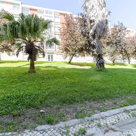 Artistic 2-bedroom With Courtyard Appartement *