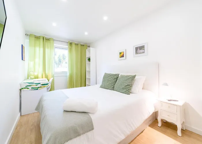 Artistic 2-bedroom With Courtyard *