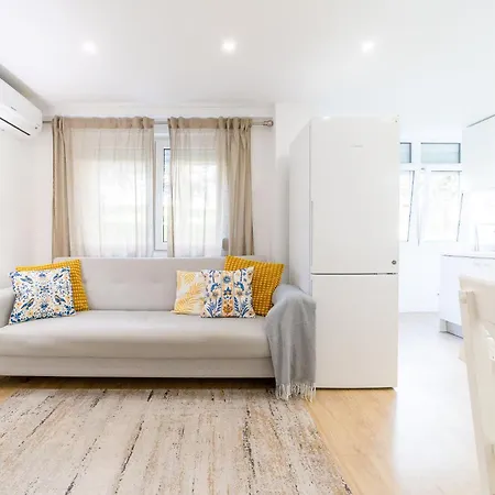 Artistic 2-bedroom With Courtyard