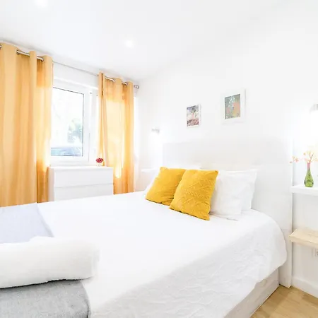 アパート Artistic 2-bedroom With Courtyard *