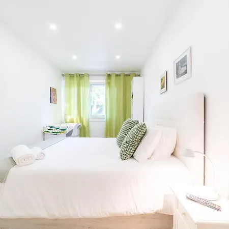 Artistic 2-bedroom With Courtyard Apartment