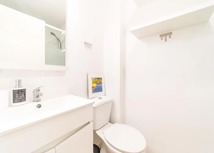 Artistic 2-bedroom With Courtyard Apartment *