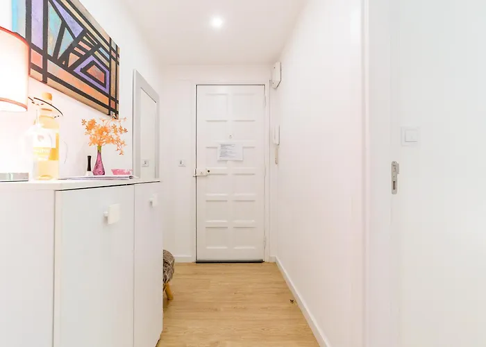 Artistic 2-bedroom With Courtyard