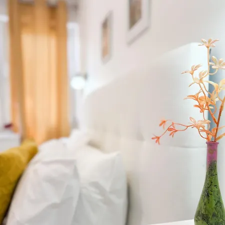 Artistic 2-bedroom With Courtyard Lägenhet