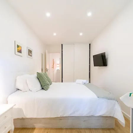 Artistic 2-bedroom With Courtyard Lägenhet