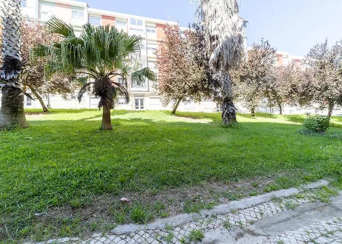 Artistic 2-bedroom With Courtyard Apartmán *