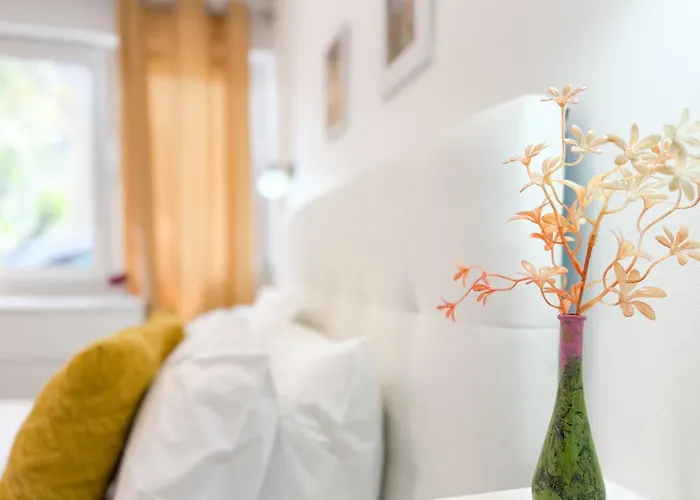 Artistic 2-bedroom With Courtyard Apartmán