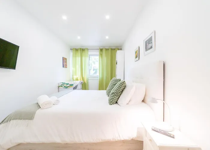 Artistic 2-bedroom With Courtyard Apartmán