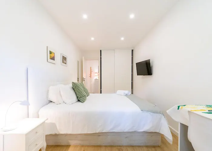 Artistic 2-bedroom With Courtyard Apartmán